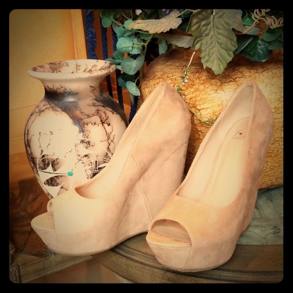 Shoes - Picture 2 of 7